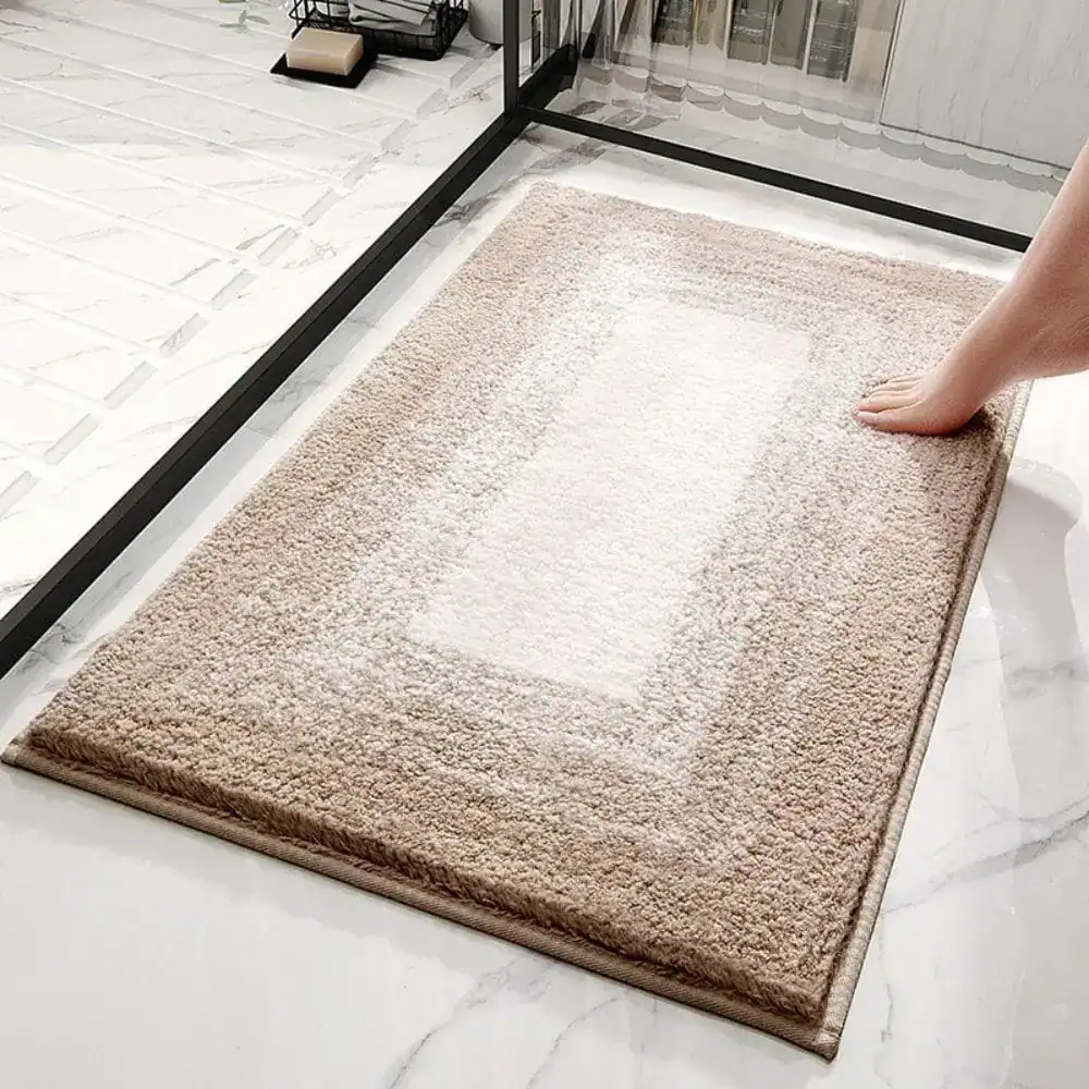 Hoogpolige badmat beige met witte rand, antislip voor badkamer.