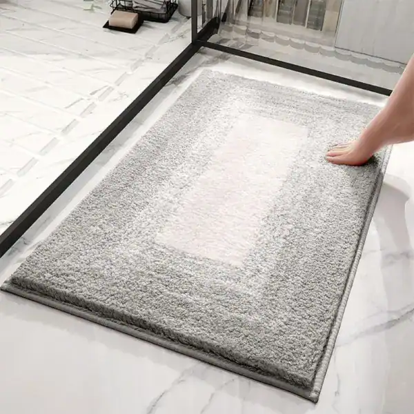 Hoogpolige badmat beige met witte centrale veld, antislip voor badkamer.
