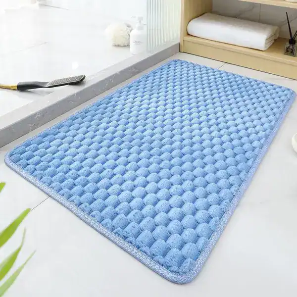 Ijsblauwe badmat met antislip textuur in de badkamer.