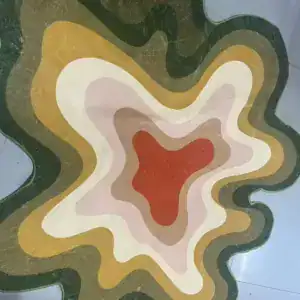 Kleurrijke badmat met gelaagd golfmotief op een houten vloer
