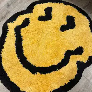 Gele badmat met smiley in een lichte badkamer