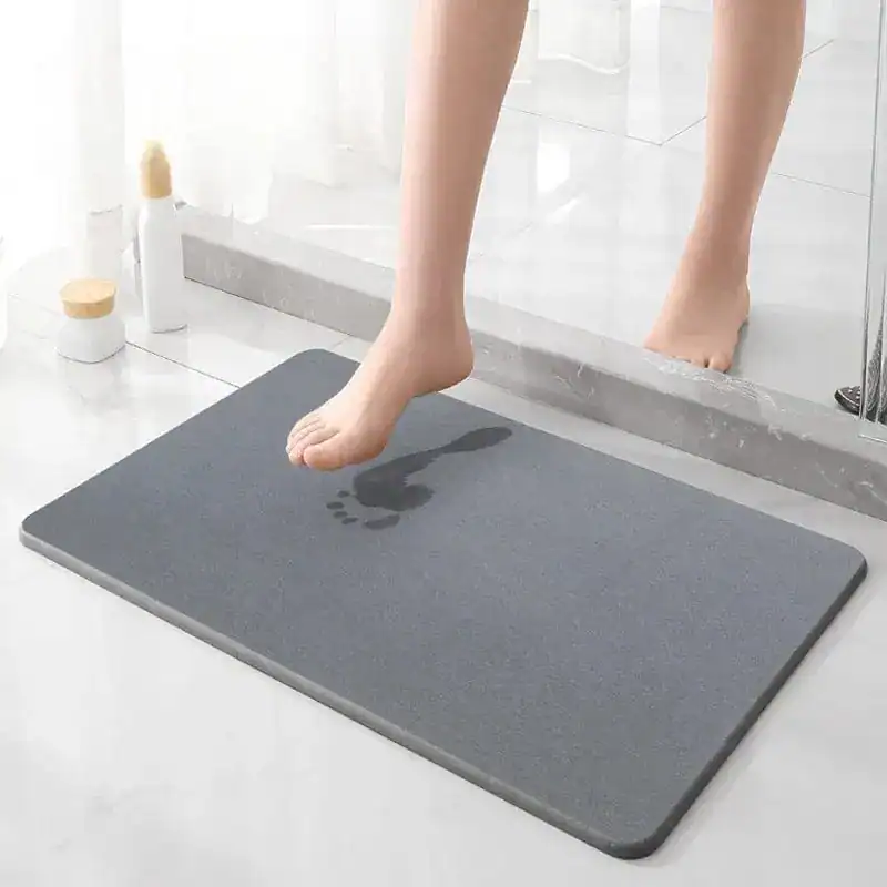 Grijze badmat met voetafdruk, antislip, voor badkamer en douche.