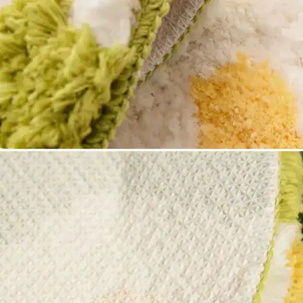 Badmat jade groen met frans en antislip textuur, close-up van badkamermat.
