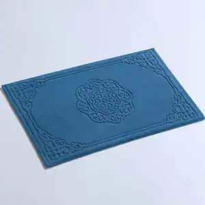 Blauwe badmat katoen met antislip textuur en decoratief patroon.