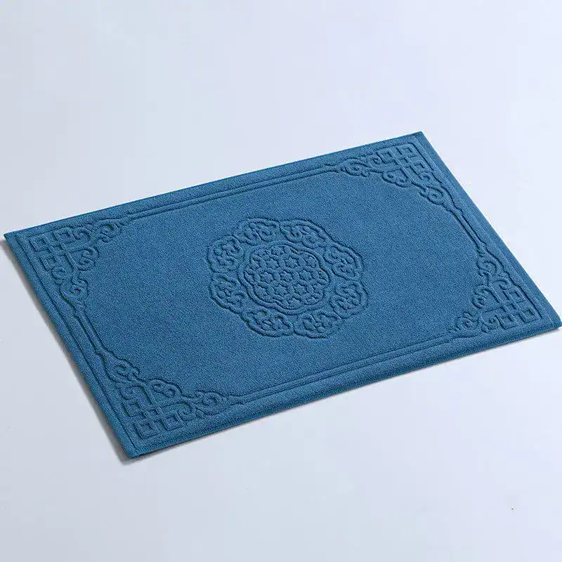 Blauwe badmat katoen met antislip textuur en decoratief patroon.
