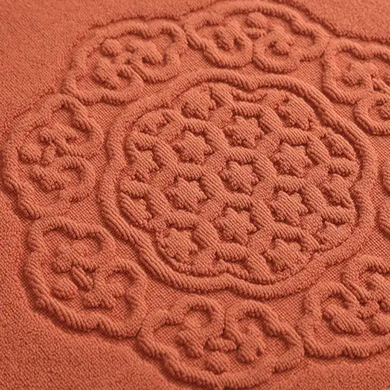 Badmat katoen antislip met bloemmotief in terracotta kleur.