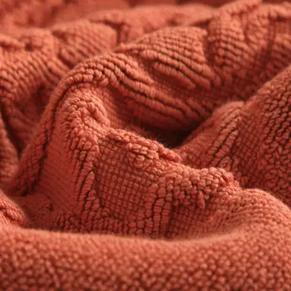 Badmat katoen antislip rood, zacht gebreid textuur voor badkamer.