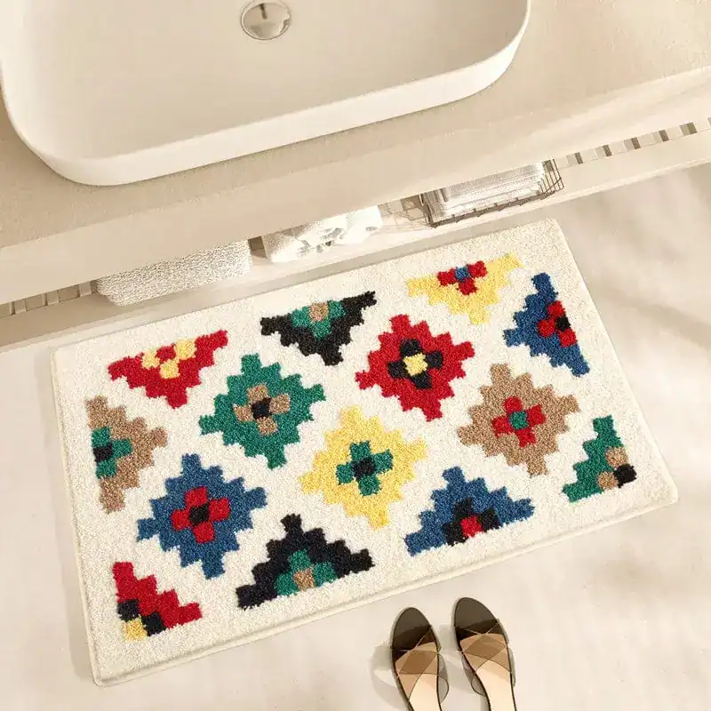Badmat kelim met kleurrijke geometrische patronen voor badkamer.