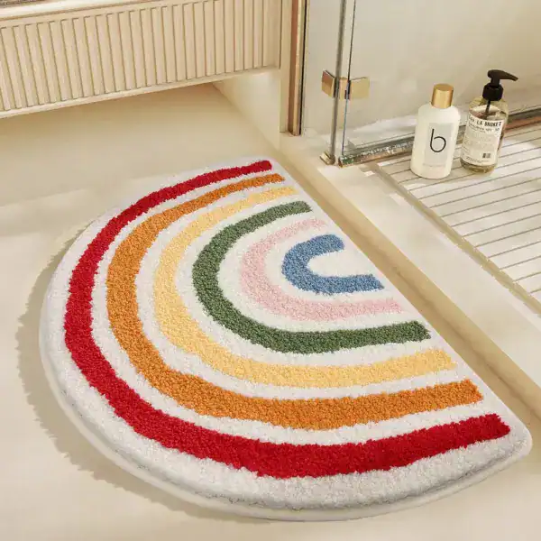Regenboogvormige badmat met antislip rand, geschikt voor badkamer en douche.