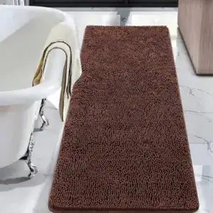 Bruine langwerpig badmat met antislip textuur in de badkamer.