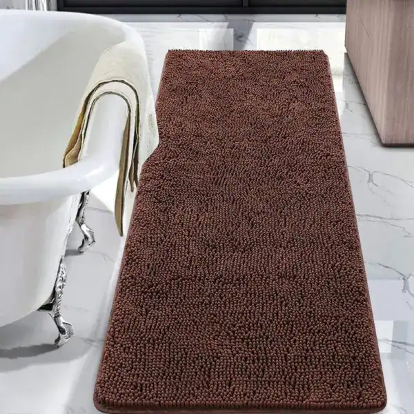 Bruine langwerpig badmat met antislip textuur in de badkamer.