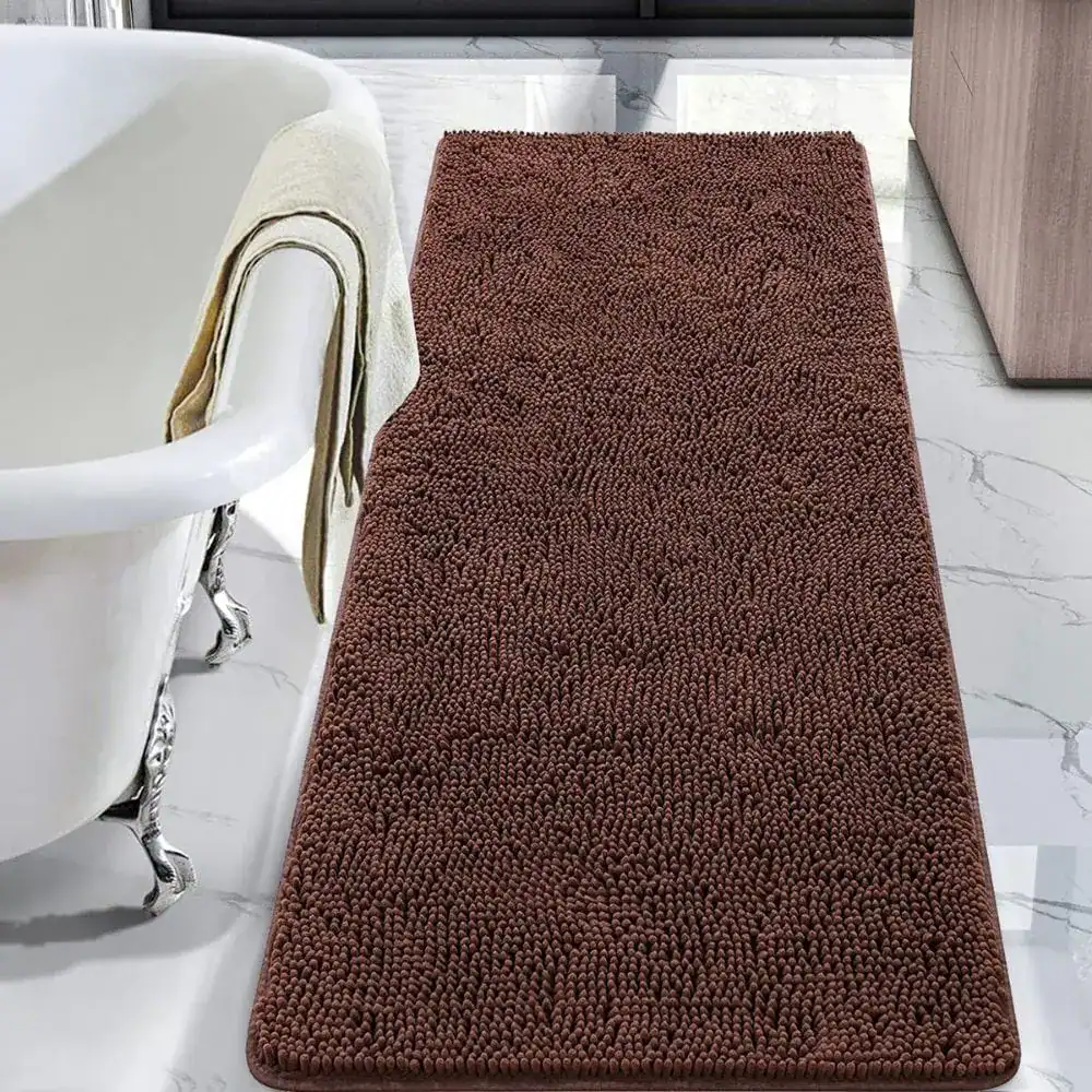 Bruine langwerpig badmat met antislip textuur in de badkamer.