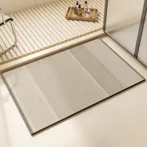 Lichtgrijze badmat met gestreepte textuur in badkamer.