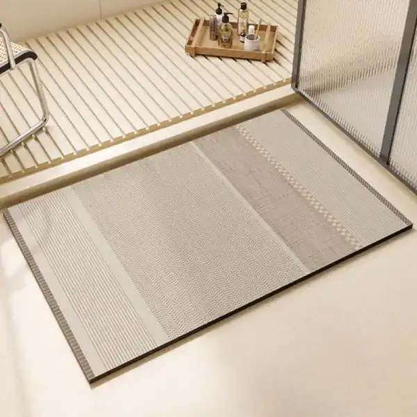 Lichtgrijze badmat met gestreepte textuur in badkamer.
