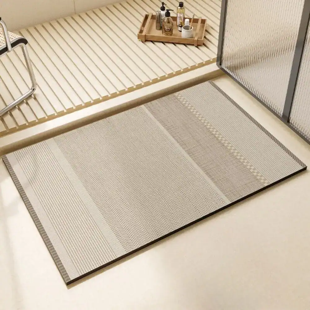 Lichtgrijze badmat met gestreepte textuur in badkamer.
