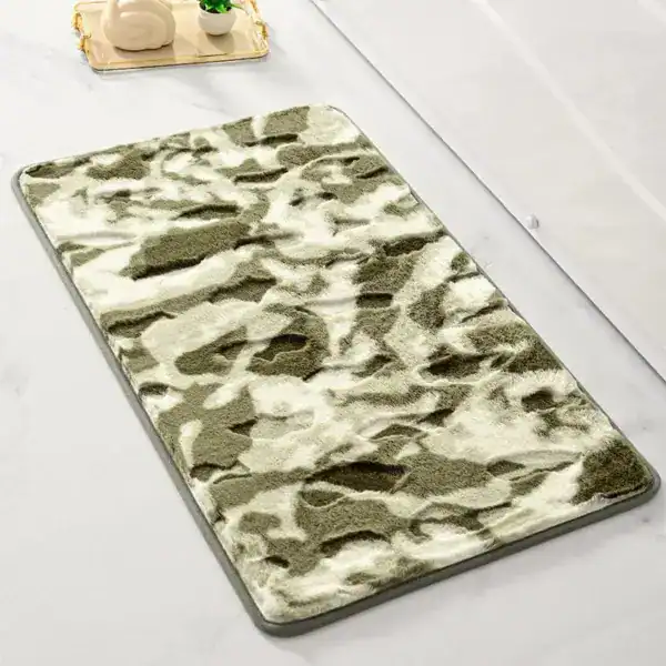 Lichtgroene badmat met camouflagepatroon, antislip voor badkamer.