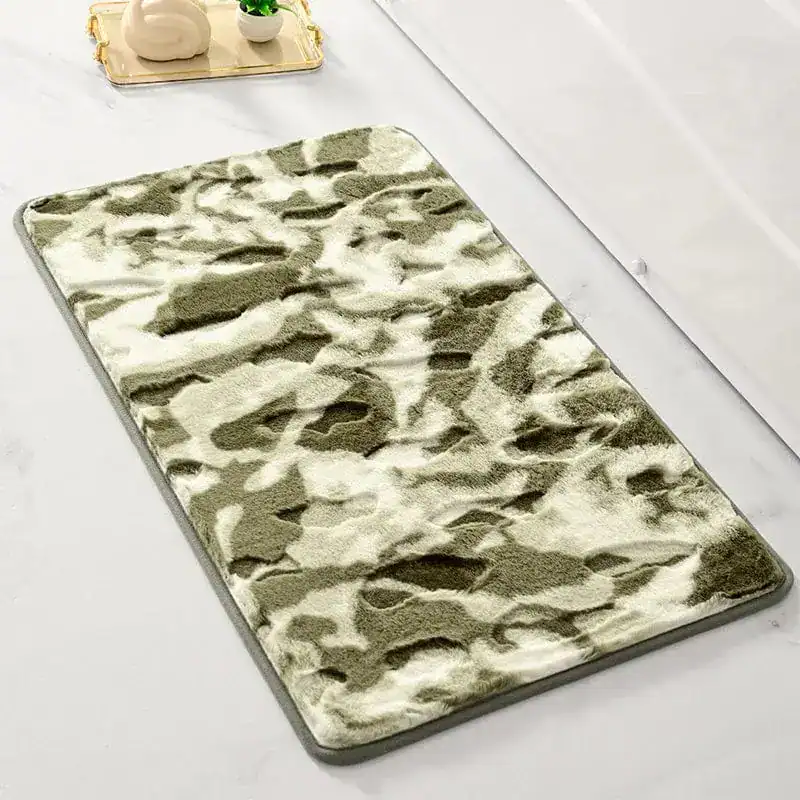 Lichtgroene badmat met camouflagepatroon, antislip voor badkamer.