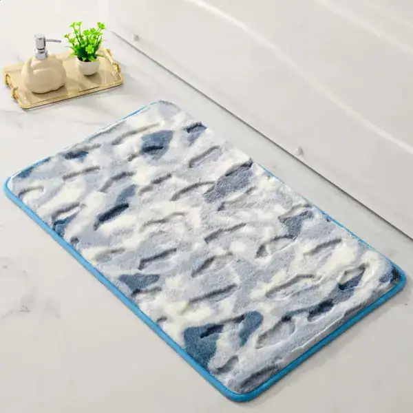 Lichtgroene badmat met blauw-wit patroon en antislip rand voor badkamer.
