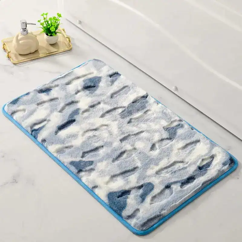 Lichtgroene badmat met blauw-wit patroon en antislip rand voor badkamer.