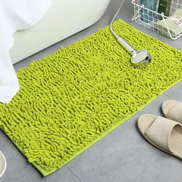 Lime groene badmat met antislip textuur in de badkamer.