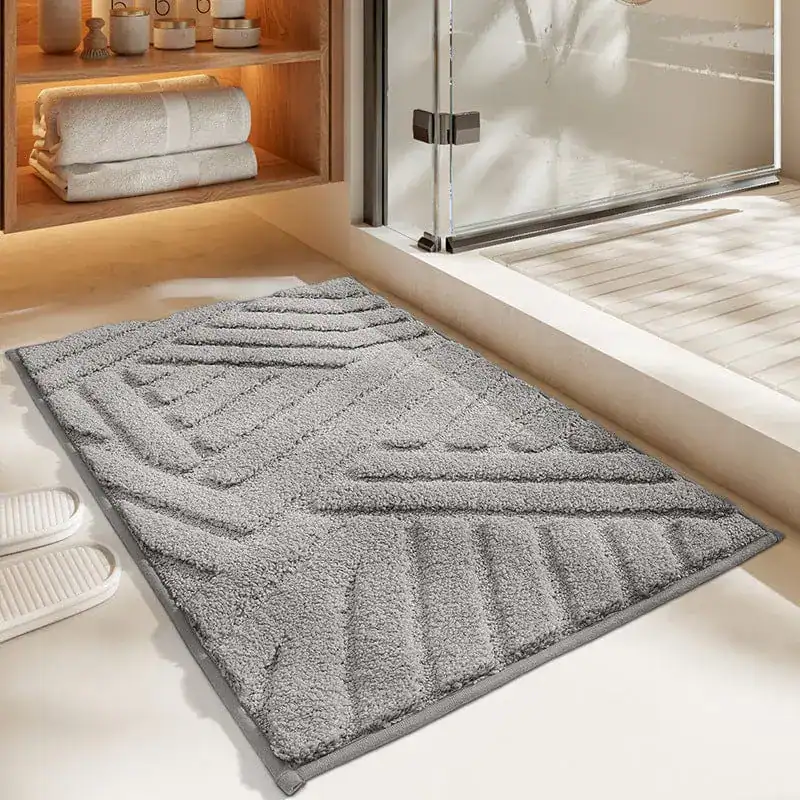 Grijze badmat loper met geometrisch patroon voor badkamer.