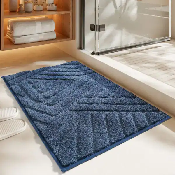 Donkerblauwe badmat loper met geometrisch patroon voor badkamer.