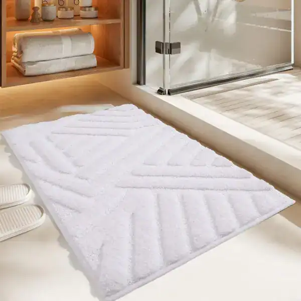 Wit badmat loper met geometrisch patroon voor badkamer.