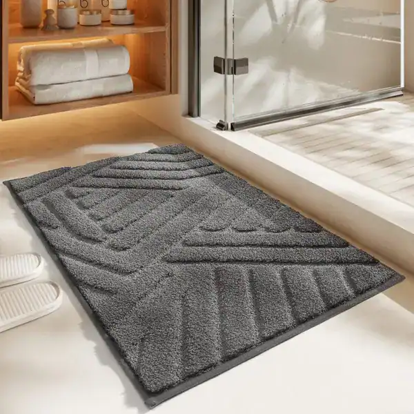 Grijze badmat loper met antislip patroon voor badkamer.