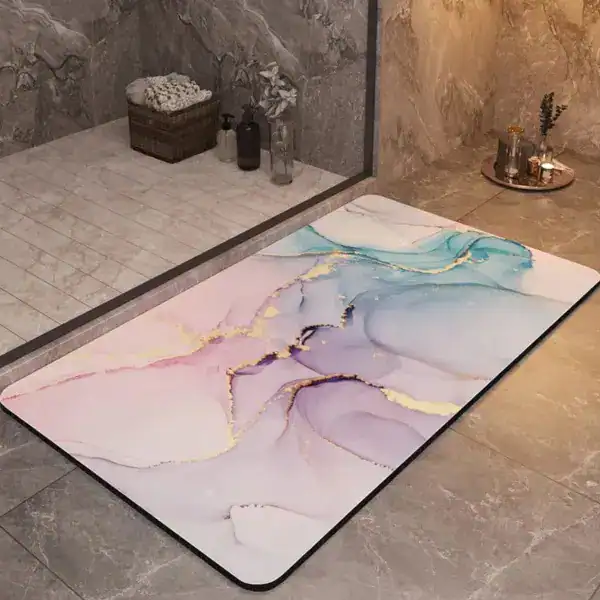 Badmat marmerlook met pastelkleuren en goudaccenten voor badkamer.