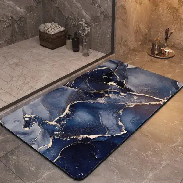 Badmat marmerlook blauw met goud accenten, antislip badkamermat voor douche en bad.