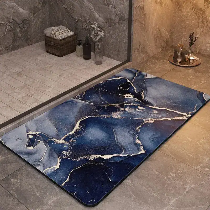 Badmat marmerlook blauw met goud accenten, antislip badkamermat voor douche en bad.