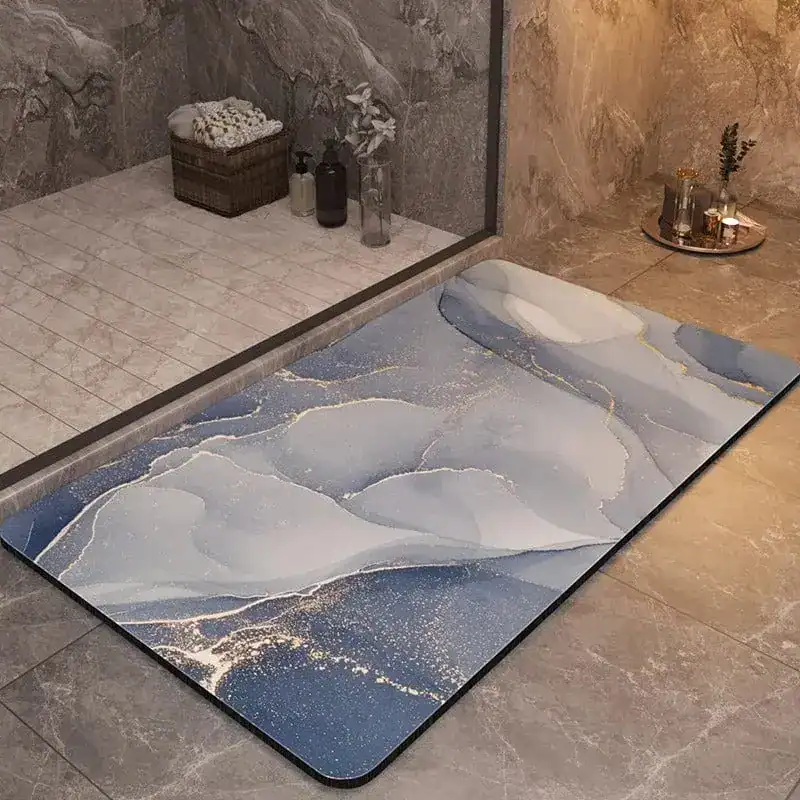 Badmat marmerlook blauw met goud accenten, antislip badkamermat voor douche en bad.