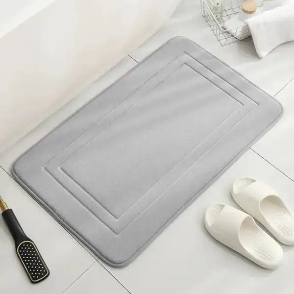 Grijze badmat met antislip rand, voor badkamer of douche.
