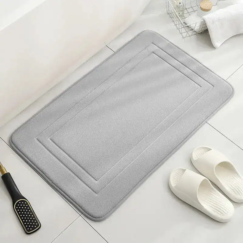 Grijze badmat met antislip rand, voor badkamer of douche.