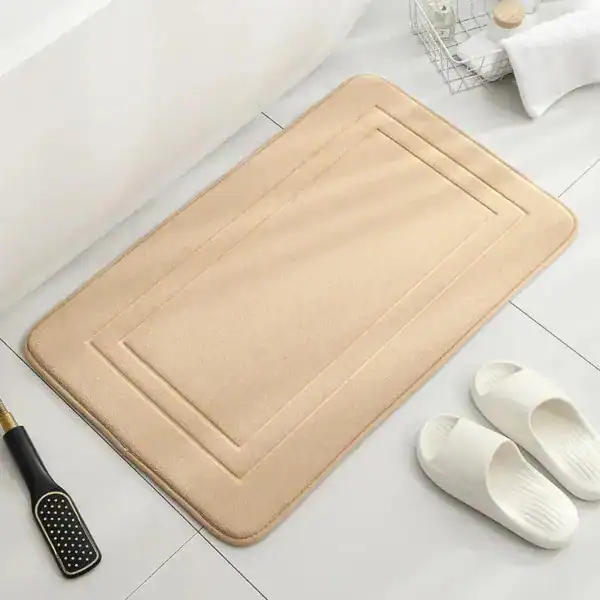 Beige badmat met antislip rand, voor bad of douche, in moderne badkamer.