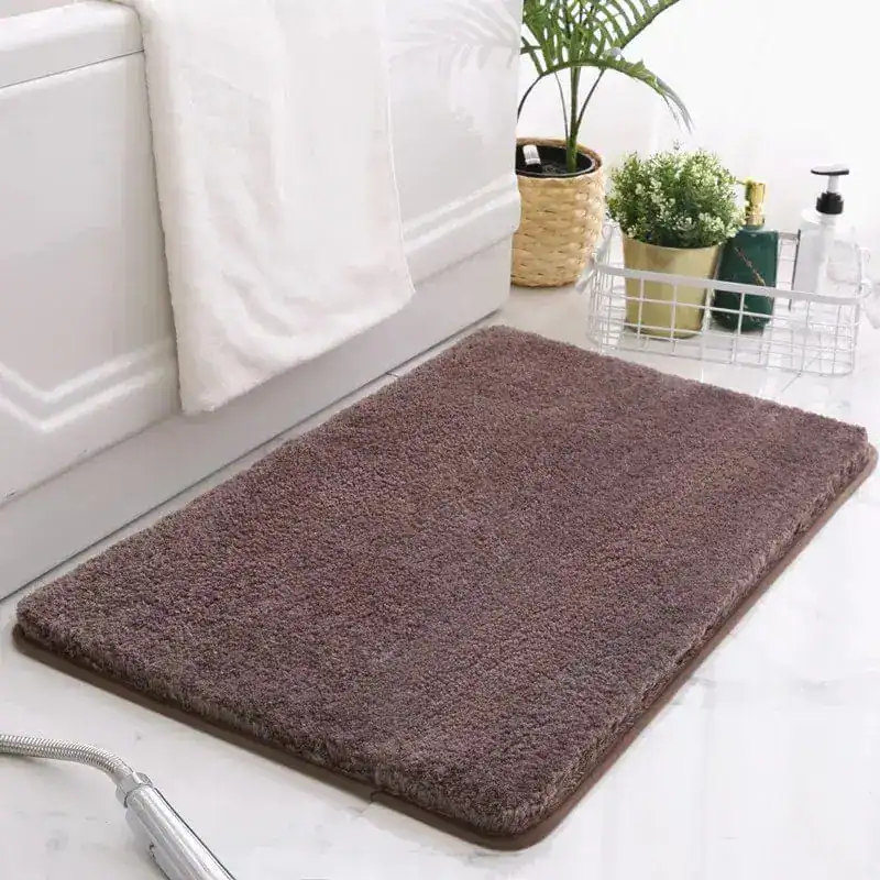 Bruine badmat met antislip onderkant voor badkamer.
