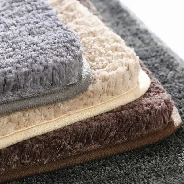 Badmat met antislip onderkant in grijze, beige en bruine kleuren.