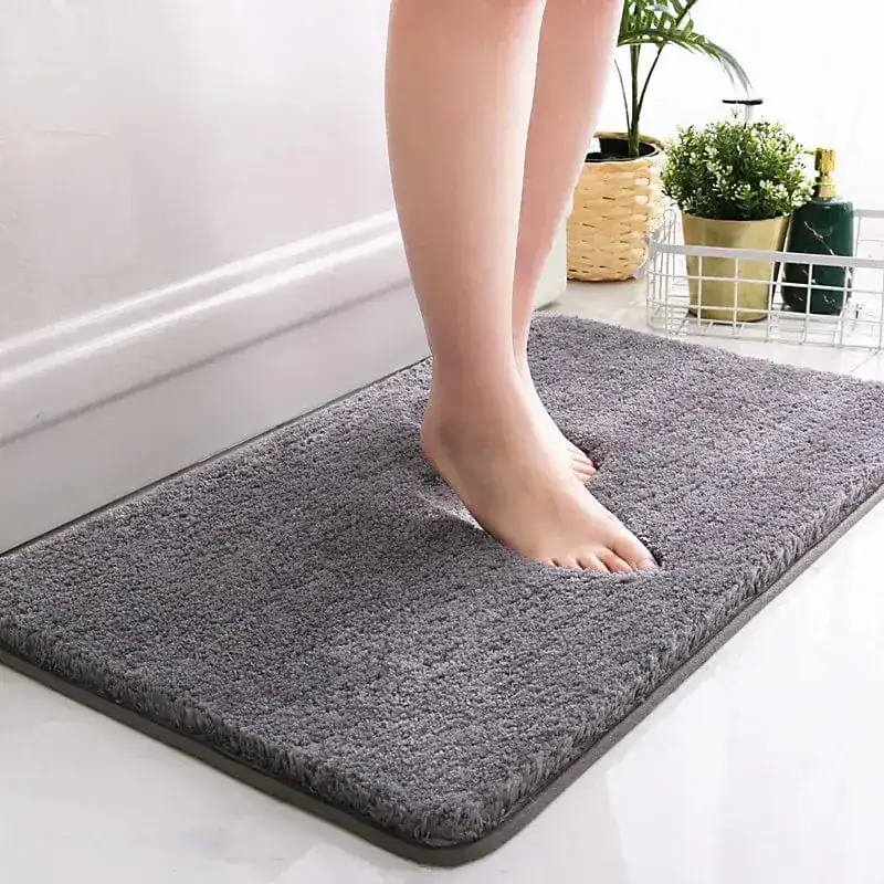 Grijze badmat met antislip onderkant voor badkamer.