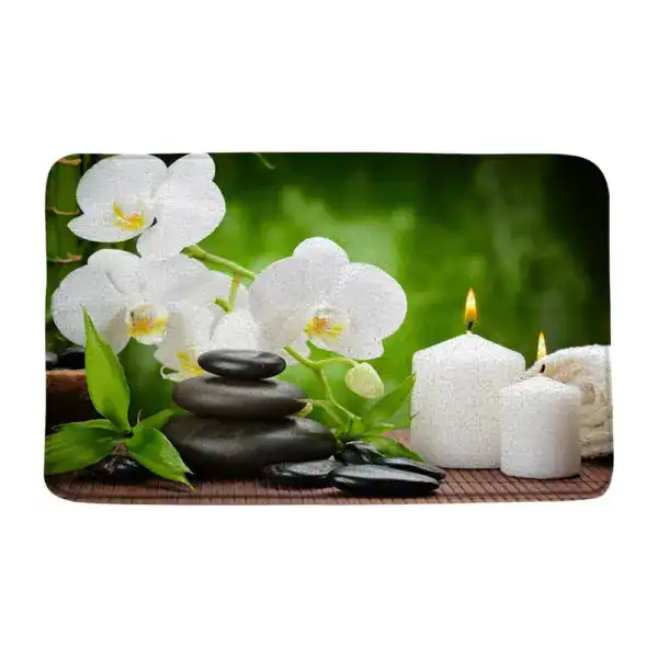 Badmat met foto van witte orchideeën, stenen en kaarsen voor een rustige badkamer.