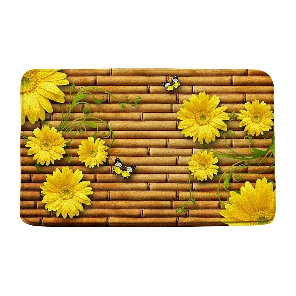 Badmat met gele margrietjes en vlinders op bamboe achtergrond.