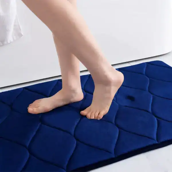 Blauwe badmat met noppen voor antislip in de badkamer.