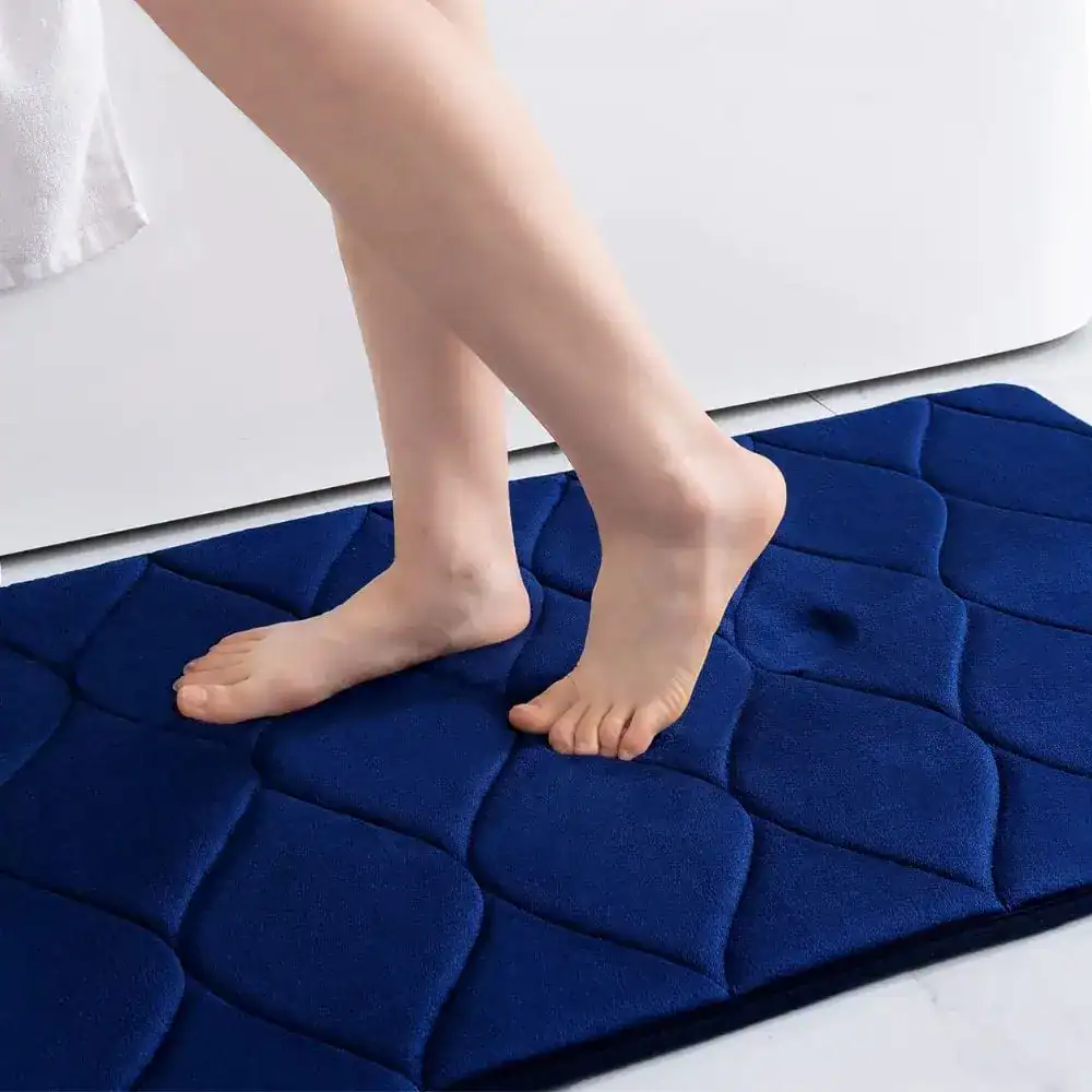 Blauwe badmat met noppen voor antislip in de badkamer.