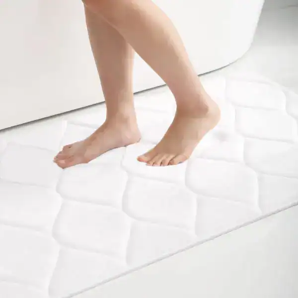 Witte badmat met noppen voor extra grip in de badkamer.