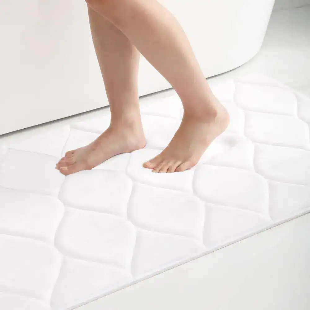 Witte badmat met noppen voor extra grip in de badkamer.