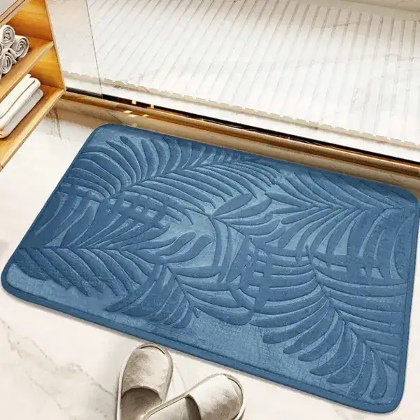 Blauwe badmat met palmbladpatroon voor de badkamer.