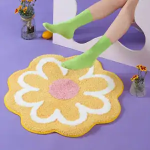 Badmat in bloemvorm met mosterdgele kleur en witte rand, geschikt als badkamermat of douchemat.