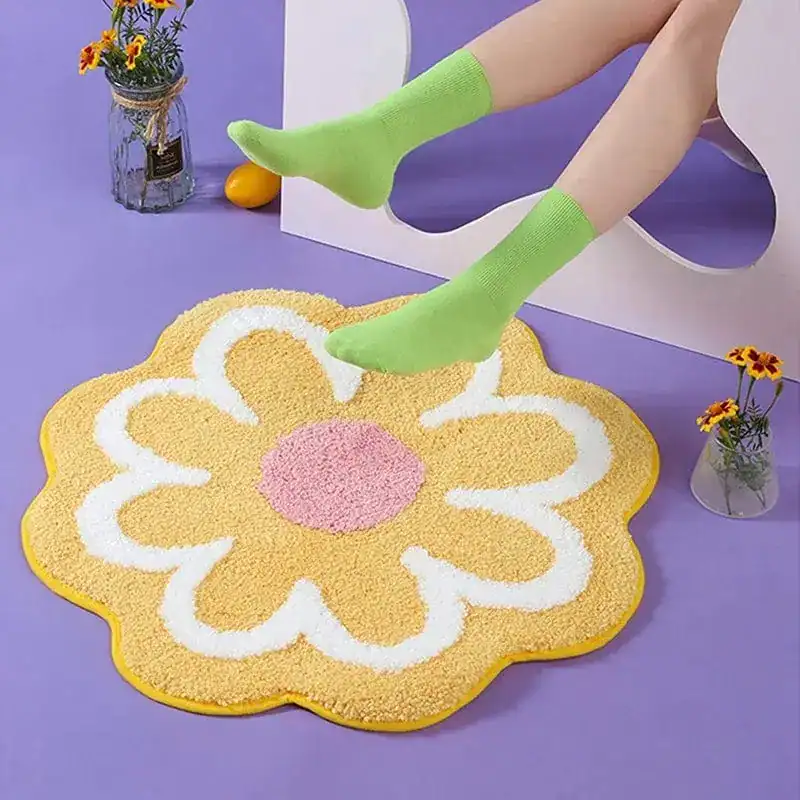 Badmat in bloemvorm met mosterdgele kleur en witte rand, geschikt als badkamermat of douchemat.