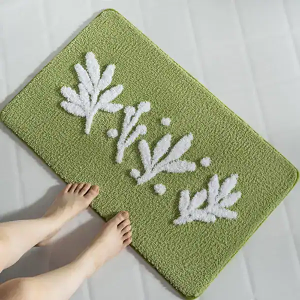 Olijfgroene badmat met witte bladmotieven, antislip voor badkamer en douche.