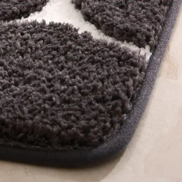 Donkergrijze badmat met witte strepen, antislip, badkamermat voor comfort.