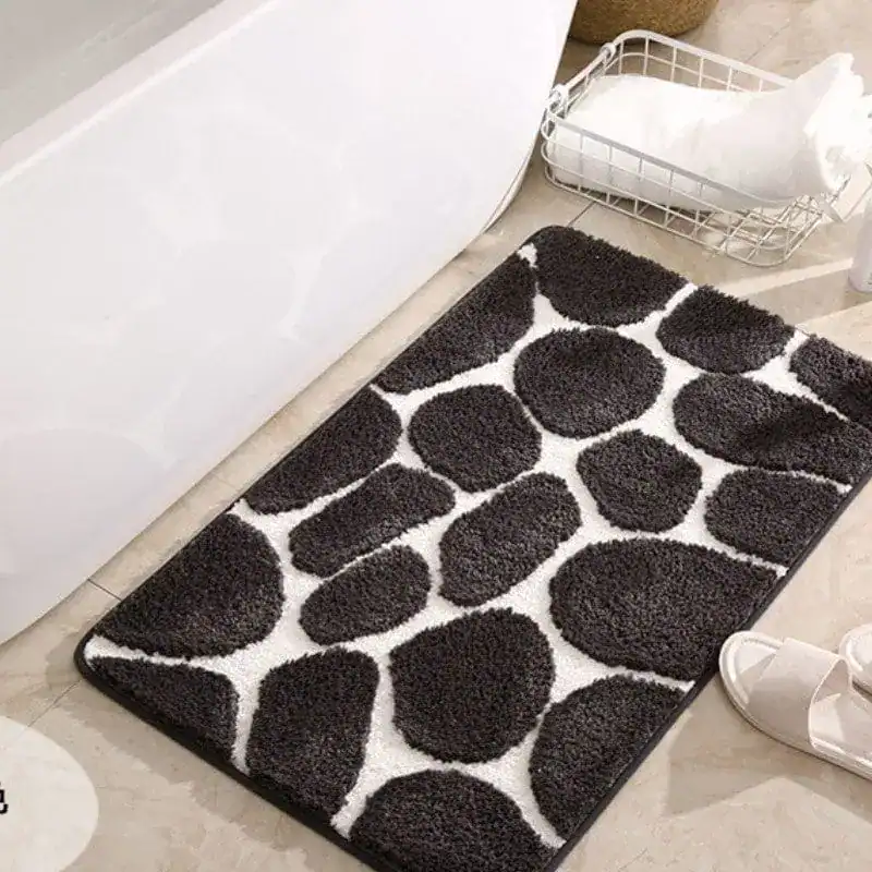 Zwarte badmat met witte vormen, antislip, voor badkamer.